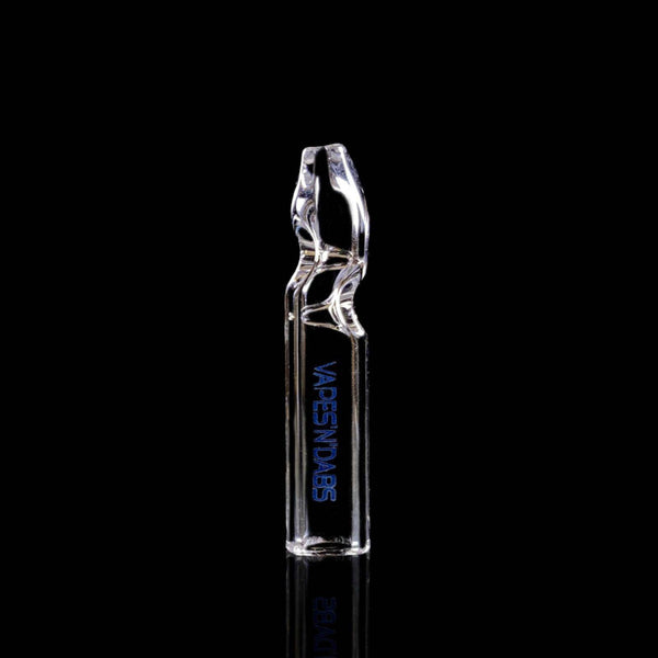 Vapes'n'Dabs Glasmundstück mit blauem Logo, auf schwarzem Hintergrund